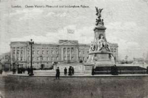 Sept. 26th 1916 - This Palace of coars looks nicer than you see it here but just the same thing the monument is fine across the street to right is the big Green Park, and to the back of the Palace are the big gardens that comon civilians or private soldiers can't go thru.